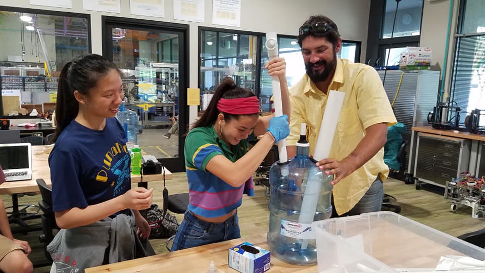 Punahou high school students in Hawaii build 5 gallon "biojugestors". Punahou high school students in Hawaii build 5 gallon "biojugestors".