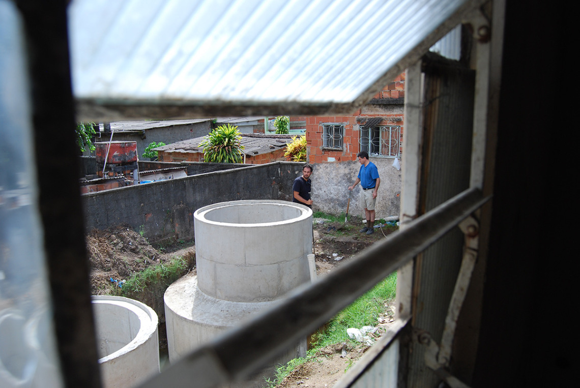Photo by Jorma Görns - Architecture for Humanity architect Luis Felipe Vasconcellos and Solar CITIES' T.H. Culhane discuss placement of an additional gas holder once the concrete has been poured for the three digesters at the elementary school in Niteroi Photo by Jorma Görns - Architecture for Humanity architect Luis Felipe Vasconcellos and Solar CITIES' T.H. Culhane discuss placement of an additional gas holder once the concrete has been poured for the three digesters at the elementary school in Niteroi